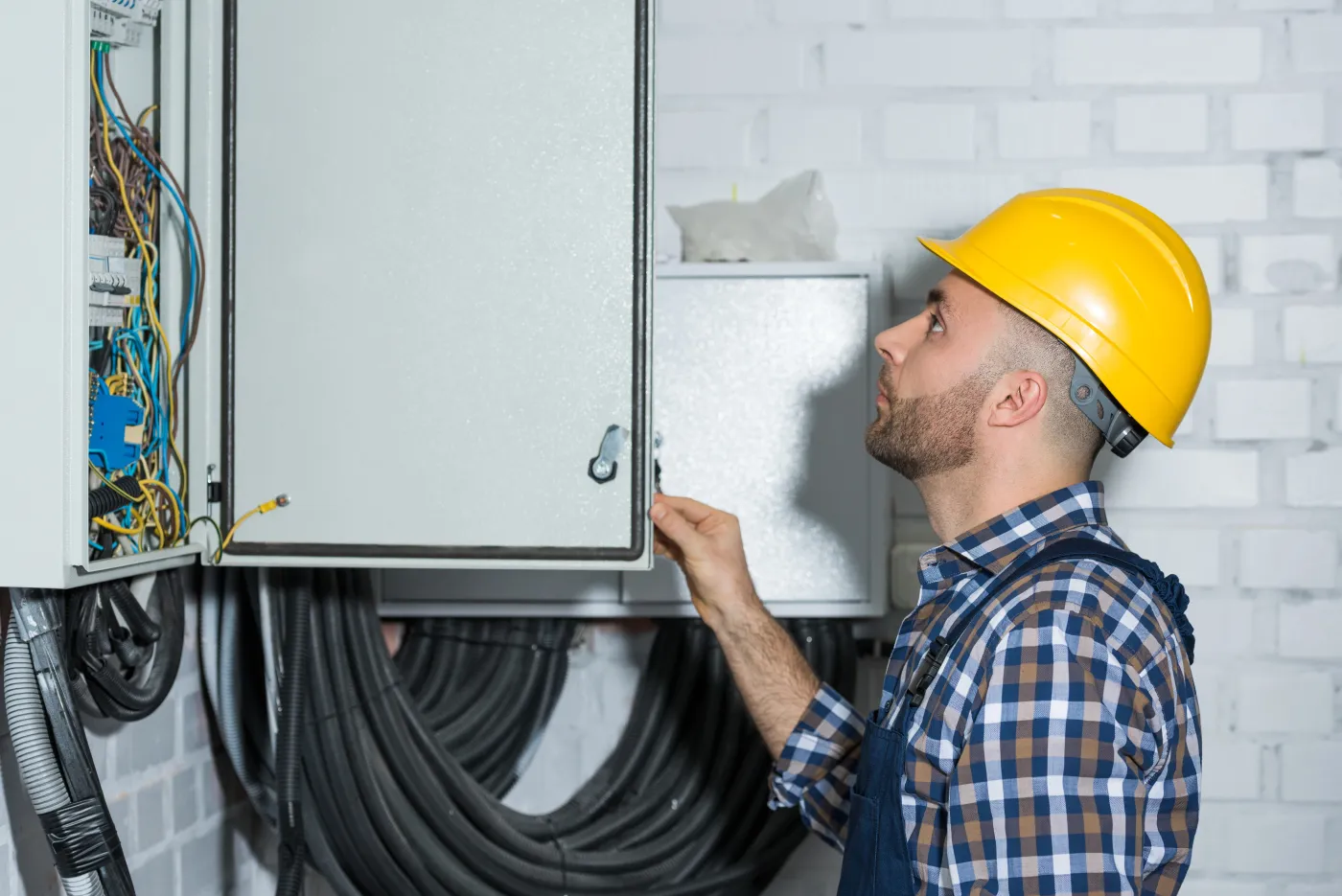 Ouverture d'un coffret électrique avant remplacement du tableau en Île-de-France