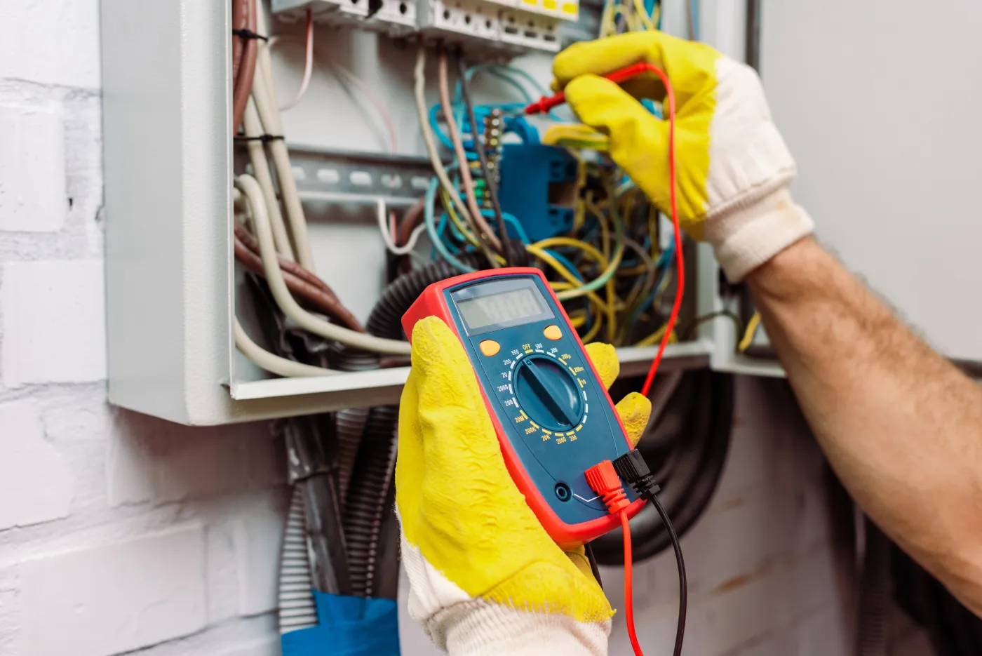 Contrôle d'un tableau électrique au multimètre lors d'une rénovation